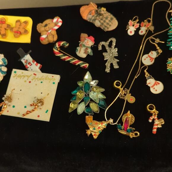 Lot of Christmas Costume Jewelry Sold As Is - Picture 7 of 9